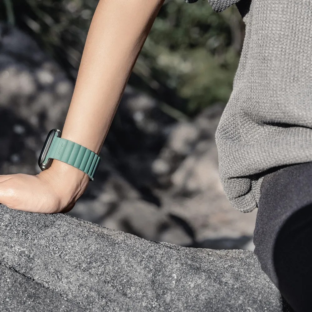 Ремешок для часов SwitchEasy MAW245078PG22 Skin Silicone Magnetic Watch Band (для Apple Watch 42/44/45mm, зеленый)