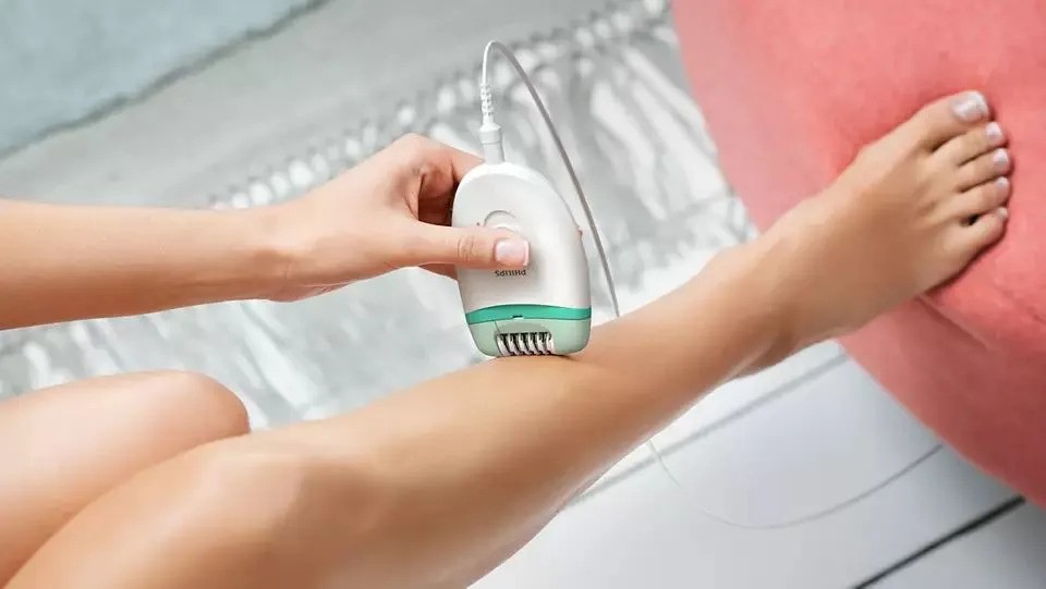 Эпилятор Philips Satinelle Essential BRE224/00 (белый/зеленый)