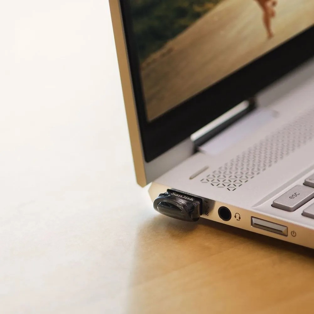 Флеш-накопитель SanDisk Ultra Fit (128 ГБ, черный)