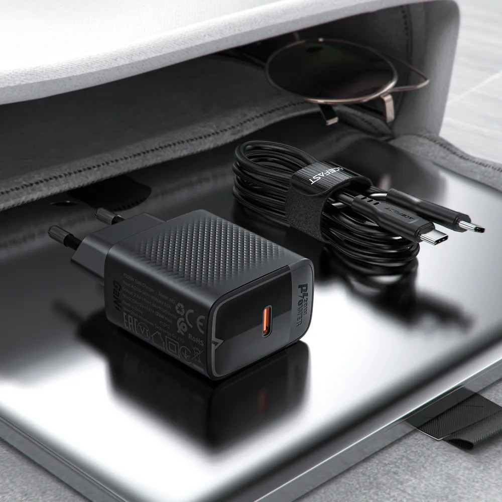 Зарядное устройство ACEFAST A82 PD20W GaN USB-C (с кабелем USB-C на USB-C, черный)