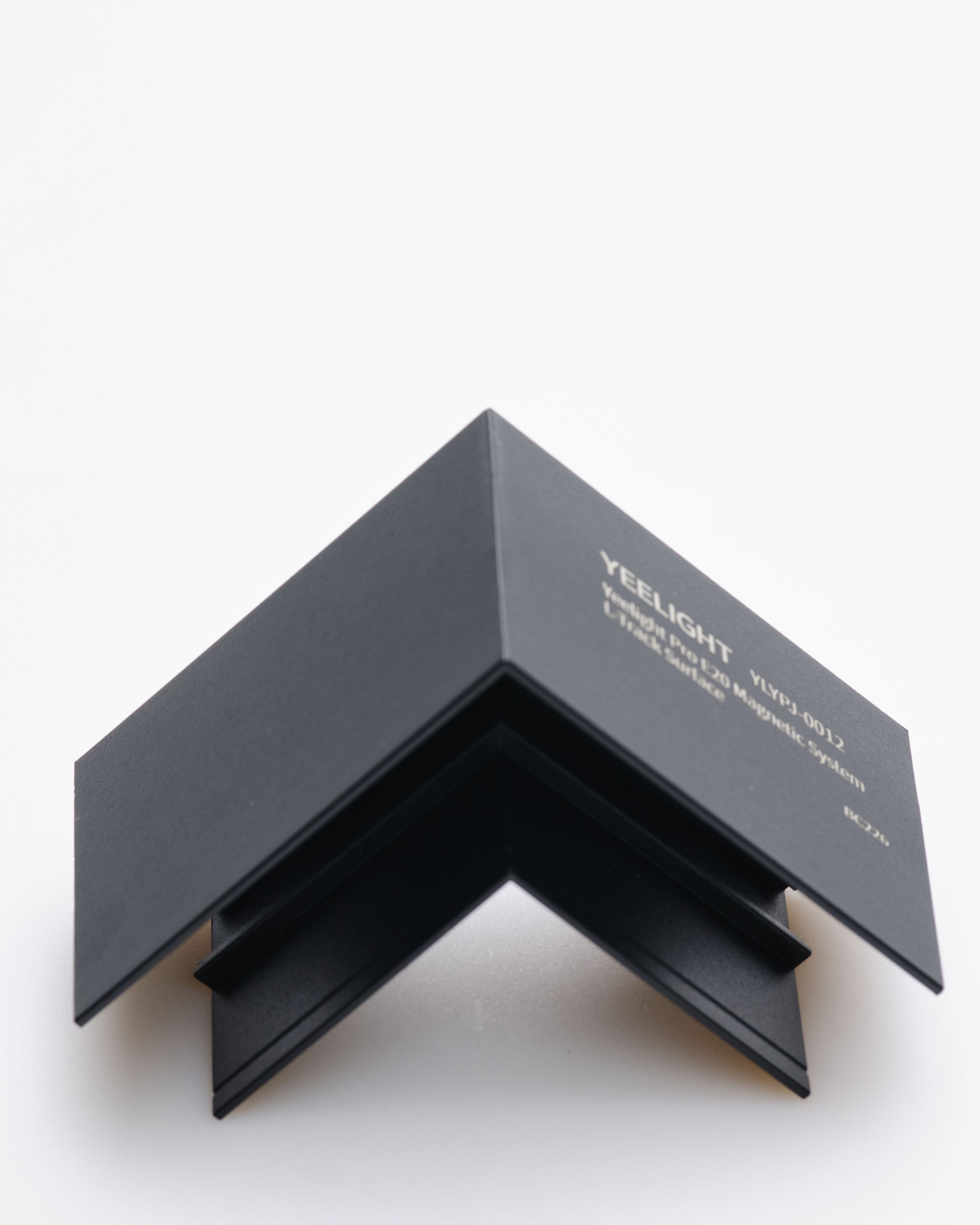 Коннектор Yeelight Pro E20 (для магнитного трека, L-Тип, без токопровода, черный)